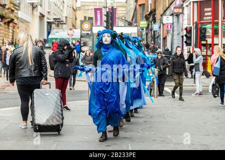 Glasgow, Scozia, Regno Unito. 29th Feb, 2020. I Ribelli blu in viaggio verso l'evento Blue Wave 2 a Glasgow organizzato da Extinction Rebellion per evidenziare la minaccia reale a Glasgow di innalzamento del livello del mare. Un rapporto di 'Climate Ready Clyde' ha detto che la crisi climatica è stimata costare alla Glasgow City Region £400 milioni all'anno entro il 2050 credito: Kay Roxby/Alamy Live News Foto Stock