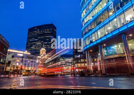 Il Victoria Palace Theatre e l'ingresso alla stazione Victoria Foto Stock