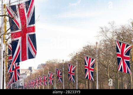 Unione bandiere sul centro commerciale nel centro di Londra Foto Stock