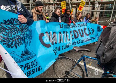 26th febbraio 2020 - I Manifestanti attraversano la città di Londra con la cattedrale di St Paul sul "arco per l'istruzione", in piedi sulla città "gatti grassi" Foto Stock