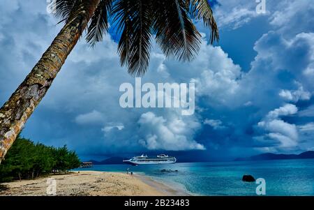 L'Isola Doini si trova nel cuore della Baia di Milne, sulla punta orientale di Papua Nuova Guinea. Questa piantagione è stata originariamente esaminata da un governo sur Foto Stock