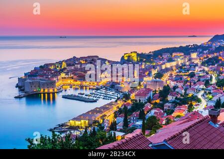 Dubrovnik, Croazia. Una vista panoramica della città murata al tramonto. Foto Stock