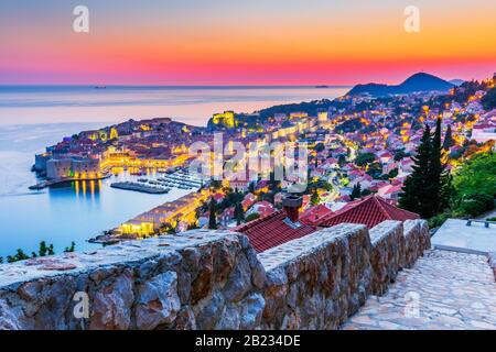 Dubrovnik, Croazia. Una vista panoramica della città murata al tramonto. Foto Stock