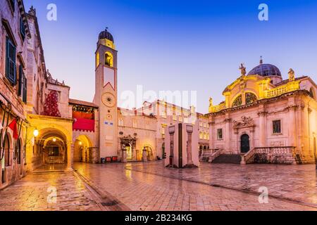 Dubrovnik, Croazia. Famosa via Placa (Stradun) all'interno delle mura della città. Foto Stock