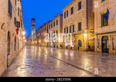 Dubrovnik, Croazia. Famosa via Placa (Stradun) all'interno delle mura della città. Foto Stock