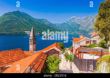 Perast, Montenegro. Vista della città storica di Perast presso la Baia di Kotor. Foto Stock