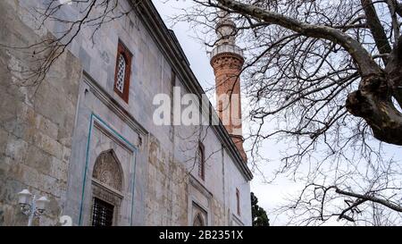 Bursa/ Turchia - 02/16/2020: Storica Moschea Gazi Orhan, architettura ottomana del XIV secolo, la moschea è stata costruita nel 1339. Vista esterna dalla moschea. BU Foto Stock