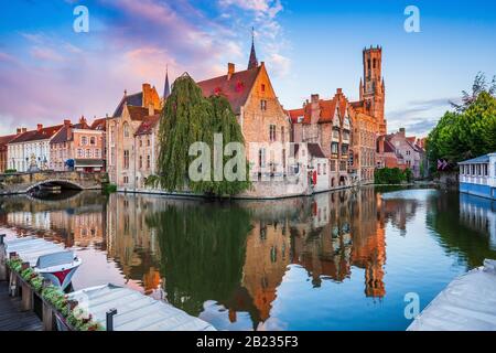 Bruges, Belgio. Il canale di Rozenhoedkaai in Bruges con il campanile in background. Foto Stock