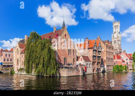 Bruges, Belgio. Il canale di Rozenhoedkaai in Bruges con il campanile in background. Foto Stock