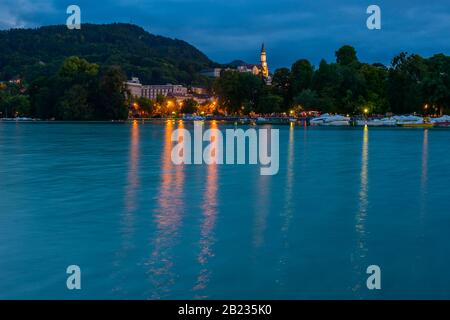 Lago di Annecy e l'elevata Basilica della Visitazione (Basilique de la Visitation), una basilica cattolica dei primi 20th secolo, al tramonto (Annecy, Francia). Foto Stock