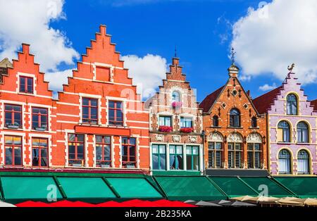 Bruges, Belgio. Case colorate sulla piazza Grote Markt. Foto Stock