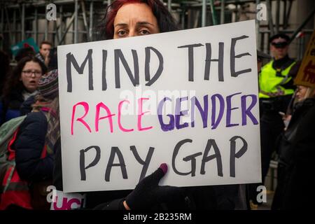 26th Febbraio 2020 - Mind The Race Gender Pay Gap. I manifestanti attraversano la città di Londra con la cattedrale di St Paul sul "arco dell'educazione", Foto Stock