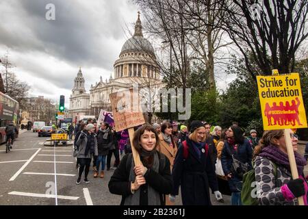 26th febbraio 2020 - I Manifestanti attraversano la città di Londra con la cattedrale di St Paul sul "arco per l'istruzione", in piedi sulla città "gatti grassi" Foto Stock