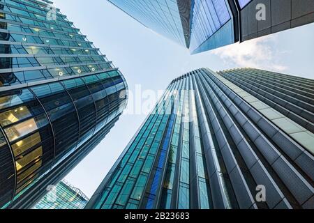 Un esempio di linea Di Punta Verticale regola di fotografia presa guardando verso l'alto gli alti edifici di vetro nel quartiere finanziario di Londra Foto Stock