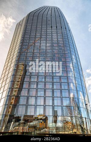 Un esempio di linea Di Punta Verticale regola di fotografia presa guardando verso l'alto gli alti edifici di vetro nel quartiere finanziario di Londra Foto Stock