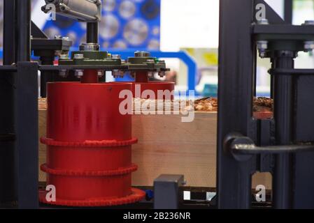 Fresatura di una tavola di legno. Lavorazione di pannelli in legno su macchine per la lavorazione del legno a coordinate CNC. Macchina per la lavorazione del legno CNC Foto Stock