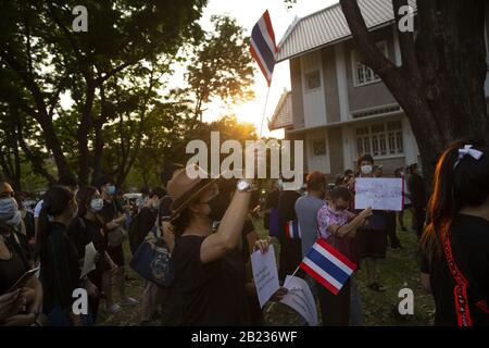 Bangkok, Tailandia. 29th Feb, 2020. I manifestanti battono bandiere thailandesi durante una protesta presso la Kasetsart University di Bangkok, Thailandia, 29 febbraio 2020. Una folla composta da studenti e altri manifestanti si è riunita all'Università di Kasetsart come parte di una serie di proteste organizzate per una settimana contro il controllo militare e ciò che vedono come la morte della democrazia. Le proteste sono state scatenate da una sentenza della Corte costituzionale della Thailandia, la scorsa settimana, che ha ordinato lo scioglimento del futuro partito popolare Forward, dopo aver trovato il partito colpevole di aver violato la legge elettorale accettando un prestito dal suo fondatore. Il Futuro Foto Stock