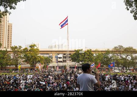 Bangkok, Tailandia. 29th Feb, 2020. I manifestanti sono stati visti durante una protesta all'Università Kasetsart di Bangkok, in Thailandia, il 29 febbraio 2020. Una folla composta da studenti e altri manifestanti si è riunita all'Università di Kasetsart come parte di una serie di proteste organizzate per una settimana contro il controllo militare e ciò che vedono come la morte della democrazia. Le proteste sono state scatenate da una sentenza della Corte costituzionale della Thailandia, la scorsa settimana, che ha ordinato lo scioglimento del futuro partito popolare Forward, dopo aver trovato il partito colpevole di aver violato la legge elettorale accettando un prestito dal suo fondatore. Il Futuro Foto Stock