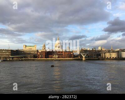 Cattedrale Di St. Pauls Vista Da Tate Modern, Londra Foto Stock