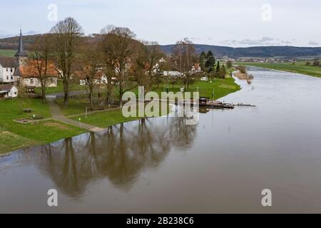 Wahmbeck, Germania. 14th settembre 2017. Un traghetto a fune d'imbardata 'Weserfähre Wahmbeck' si trova sulla riva del Weser allagato (foto aerea con un drone). L'azienda è ancora in pausa invernale. Credito: Swen Pförtner/Dpa/Alamy Live News Foto Stock