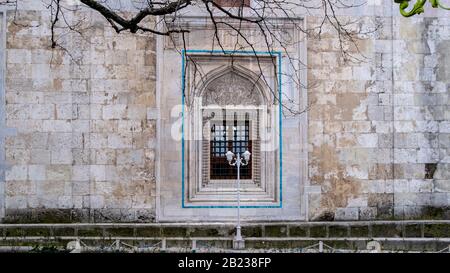 Bursa/ Turchia - 02/16/2020: Storica Moschea Gazi Orhan, architettura ottomana del XIV secolo, la moschea è stata costruita nel 1339. Vista esterna dalla moschea. BU Foto Stock