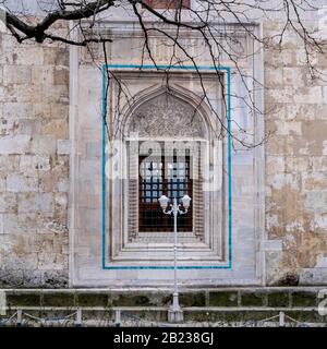 Bursa/ Turchia - 02/16/2020: Storica Moschea Gazi Orhan, architettura ottomana del XIV secolo, la moschea è stata costruita nel 1339. Vista esterna dalla moschea. BU Foto Stock