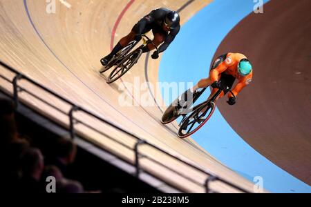 Matthijs Buchli (a destra) di Netherland sul suo cammino per battere Paul Nicholas di Trinidad e Tobago durante le finali Men's Sprint 1/8 durante il quarto giorno dei campionati mondiali di ciclismo su pista UCI 2020 a Velodrom, Berlino. Foto Stock