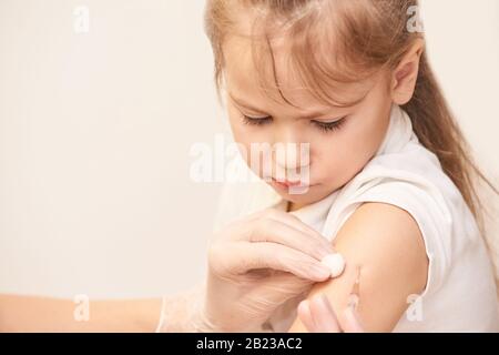 Il medico inietta a ragazza giovane. Immunizzazione dei bambini Foto Stock