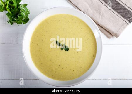 Zuppa di verdure con sedano, carota, cipolla Foto Stock