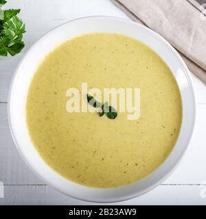 Zuppa di verdure con sedano, carota, cipolla Foto Stock