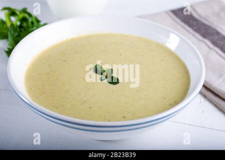 Zuppa di verdure con sedano, carota, cipolla Foto Stock