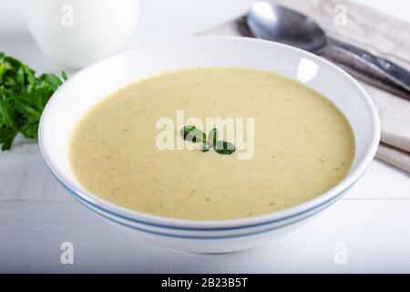 Zuppa di verdure con sedano, carota, cipolla Foto Stock