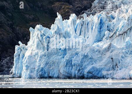 Alaska, USA: Vista ravvicinata del ghiacciaio a sorpresa al Prince William Sound con i suoi floes di ghiaccio e riflessi sull'acqua. Foto Stock