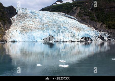 Alaska, USA: Primo piano del ghiacciaio del Prince William Sound con i suoi floes di ghiaccio e riflessioni sull'acqua Foto Stock