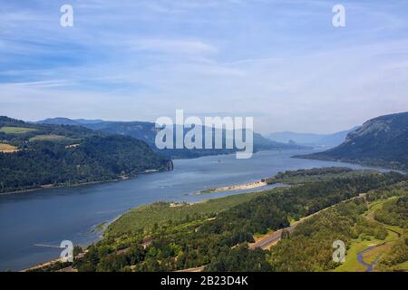 Corbett, Oregon, Stati Uniti: Vista del fiume Columbia da Vista House Foto Stock