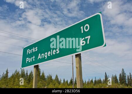 Washington, Stati Uniti d'America: Road sign to Forks and Port Angeles: Luoghi della famosa serie di libri/film Twilight di Stephenie Meyer Foto Stock