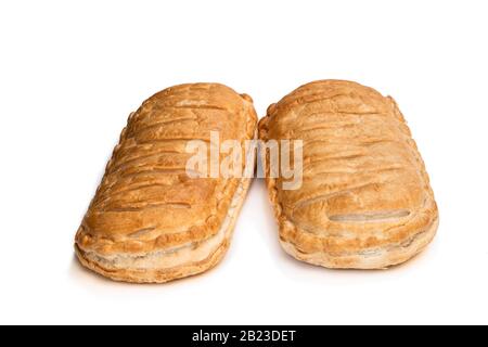 Pasta friabile fatta in casa con carne di macina ripieno isolato su bianco Foto Stock