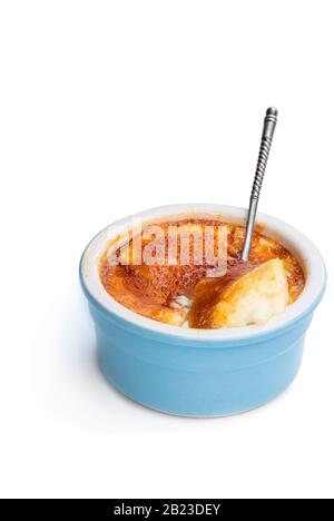 Crème brulee in porcellana blu pentola isolato su bianco Foto Stock