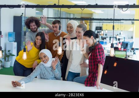Gruppo di giovani multietnici Business persone che fanno selfie dopo il loro lavoro su nuovo progetto. Foto Stock
