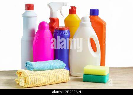 Bottiglie di prodotti per la pulizia, spugna e straccio per la pulizia della casa su fondo bianco Foto Stock