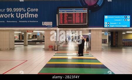 Johannesburg, Sudafrica - 18 Feb 2020: L'ariporto di Johannesburg in Sudafrica dove le persone sono impegnate a muoversi. Foto Stock