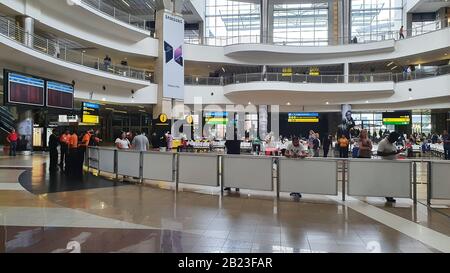 Johannesburg, Sud Africa - 18 Feb 2020: L'ariporto di Johannesburg in Sud Africa dove le persone sono impegnate a muoversi, sala degli arrivi. Foto Stock