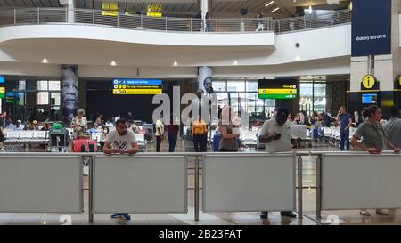 Johannesburg, Sud Africa - 18 Feb 2020: L'ariporto di Johannesburg in Sud Africa dove le persone sono impegnate a muoversi, sala degli arrivi. Foto Stock