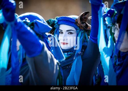 I Ribelli blu conducono centinaia di persone nella parata Blue Wave, organizzata da Extinction Rebellion, attraverso il centro di Glasgow per sensibilizzare i pericoli che Glasgow e il mondo si trovano ad affrontare a causa delle inondazioni causate dall'aumento dei livelli del mare e da un aumento delle tempeste. Foto Stock