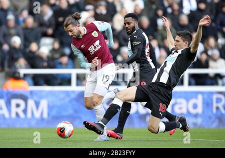 Il Jay Rodriguez di Burnley (a sinistra) ha girato all'obiettivo durante la partita della Premier League al St James' Park, Newcastle. Foto Stock