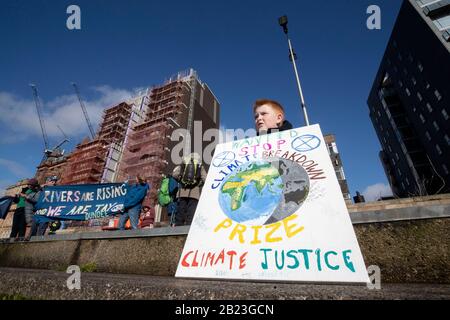 Alcune delle centinaia di persone che hanno partecipato alla sfilata Blue Wave organizzata da Extinction Rebellion attraverso il centro di Glasgow per sensibilizzare i pericoli di Glasgow e il mondo si trova di fronte a inondazioni causate dall'aumento dei livelli del mare e da un aumento delle tempeste. Foto Stock