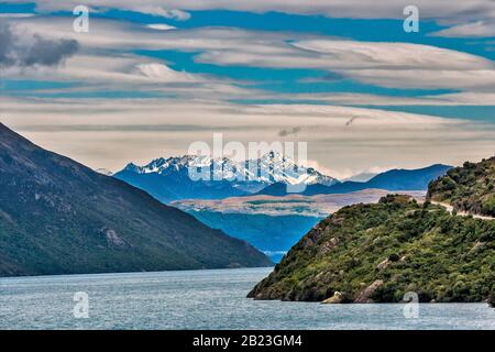 Lago Wakatipu, la catena montuosa Remarkables in lontananza, dal punto di vista Della Scala del Diavolo, regione di Otago, Isola del Sud, Nuova Zelanda Foto Stock