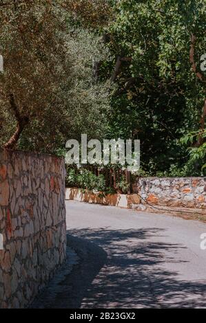 Tradizionale greco alley su Sifnos Island, Grecia Foto Stock