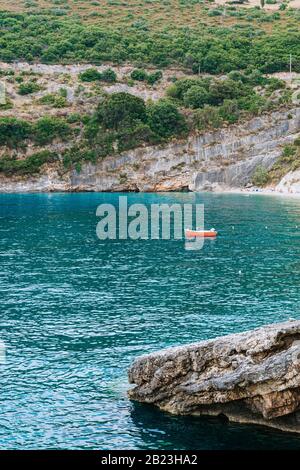 Cancellare incredibile di colore azzurro acqua di mare con scogli di granito e grenery Foto Stock