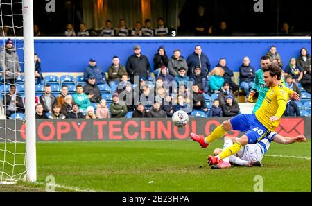 Londra, Regno Unito. 29th Feb, 2020. Il 29 Febbraio 2020 Il Kiyan Prince Foundation Stadium, Londra, Inghilterra. Scott Hogan di Birmingham City spara per segnare il primo obiettivo di Birmingham City durante la partita EFL Sky Bet Championship tra Queens Park Rangers e Birmingham City al Kiyan Prince Foundation Stadium, Londra, Inghilterra, il 29 febbraio 2020. Foto Di Phil Hutchinson. Solo uso editoriale, licenza richiesta per uso commerciale. Nessun utilizzo nelle scommesse, nei giochi o nelle singole pubblicazioni di club/campionato/giocatore. Credit: Uk Sports Pics Ltd/Alamy Live News Foto Stock